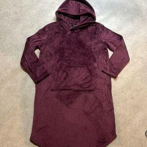 32 degrees Heat sleepwear woman’s pull over hooded plum color robe. Size S